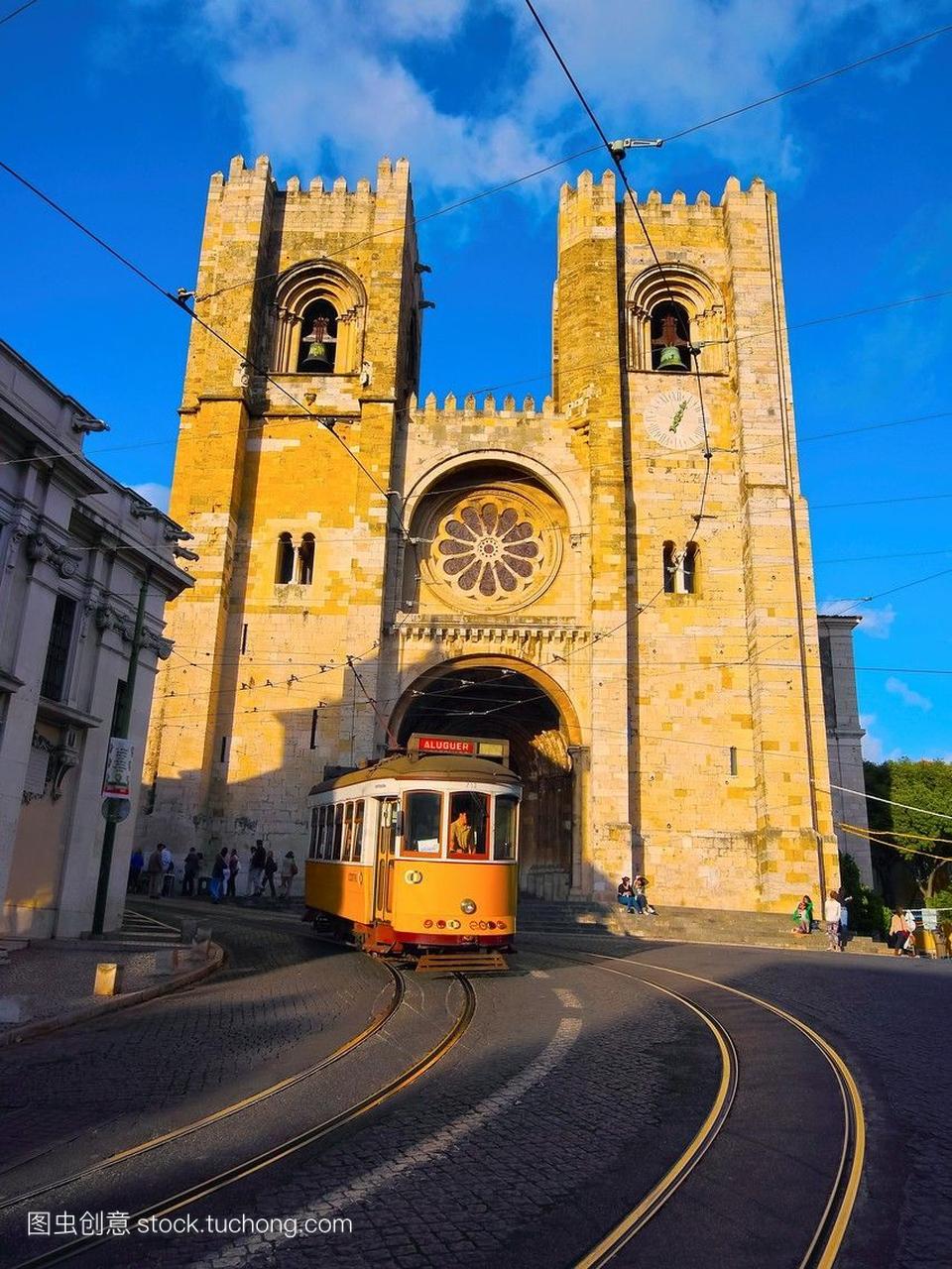 传统的黄色电车在葡萄牙里斯本大教堂前。