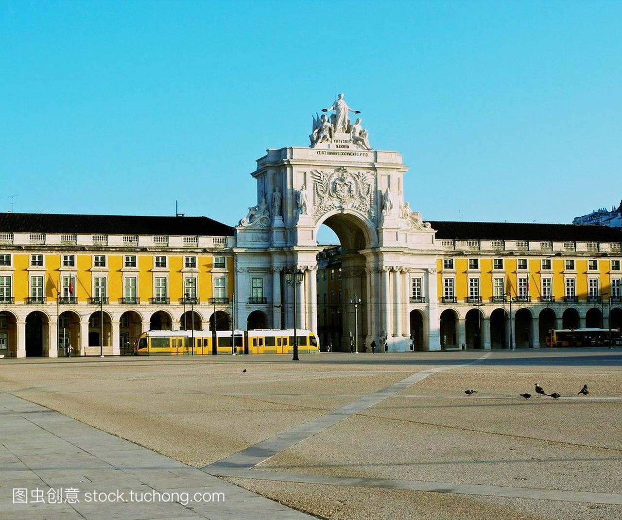 在里斯本,葡萄牙,西欧,以装饰凯旋门和优雅的柱