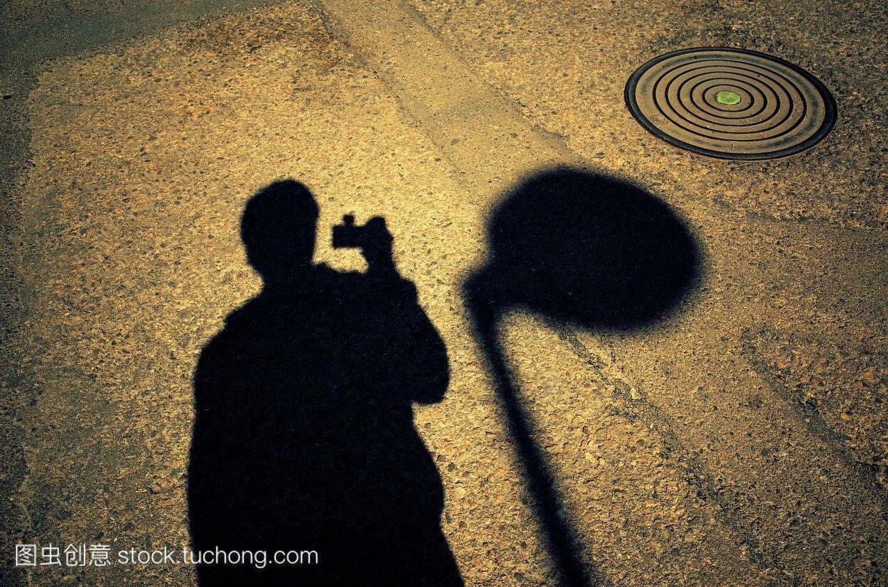 在西班牙瓦伦西亚拍摄自己的影子的人