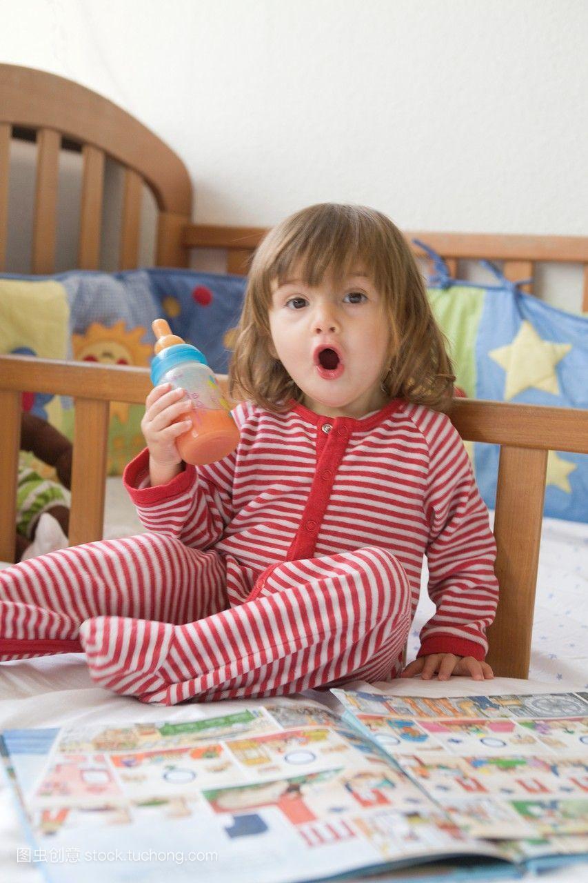 小女孩,20个月,卧室,喂奶,奶瓶,果汁,睡衣,书,婴