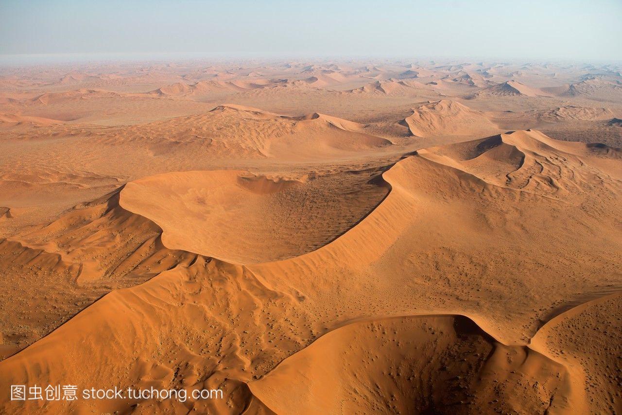 鸟瞰图--世界上最古老的沙漠--纳米布的沙丘。