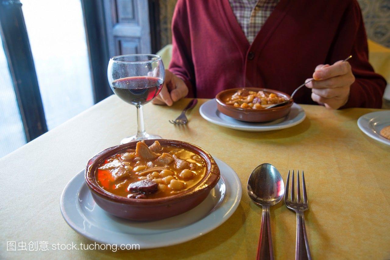 Calloscon鹰嘴豆在一个典型的餐厅。马德里西