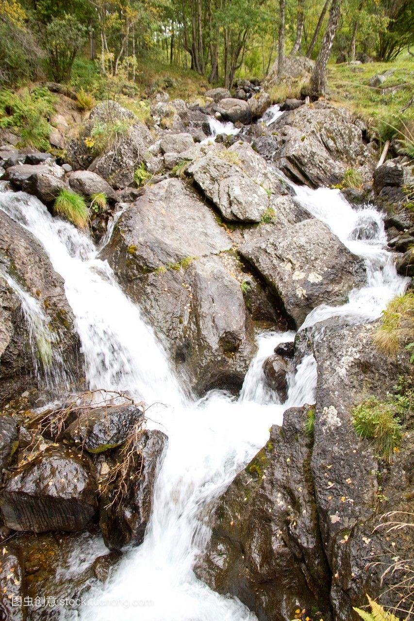 安道尔景观。瀑布位于elserratpyrenees山脉。