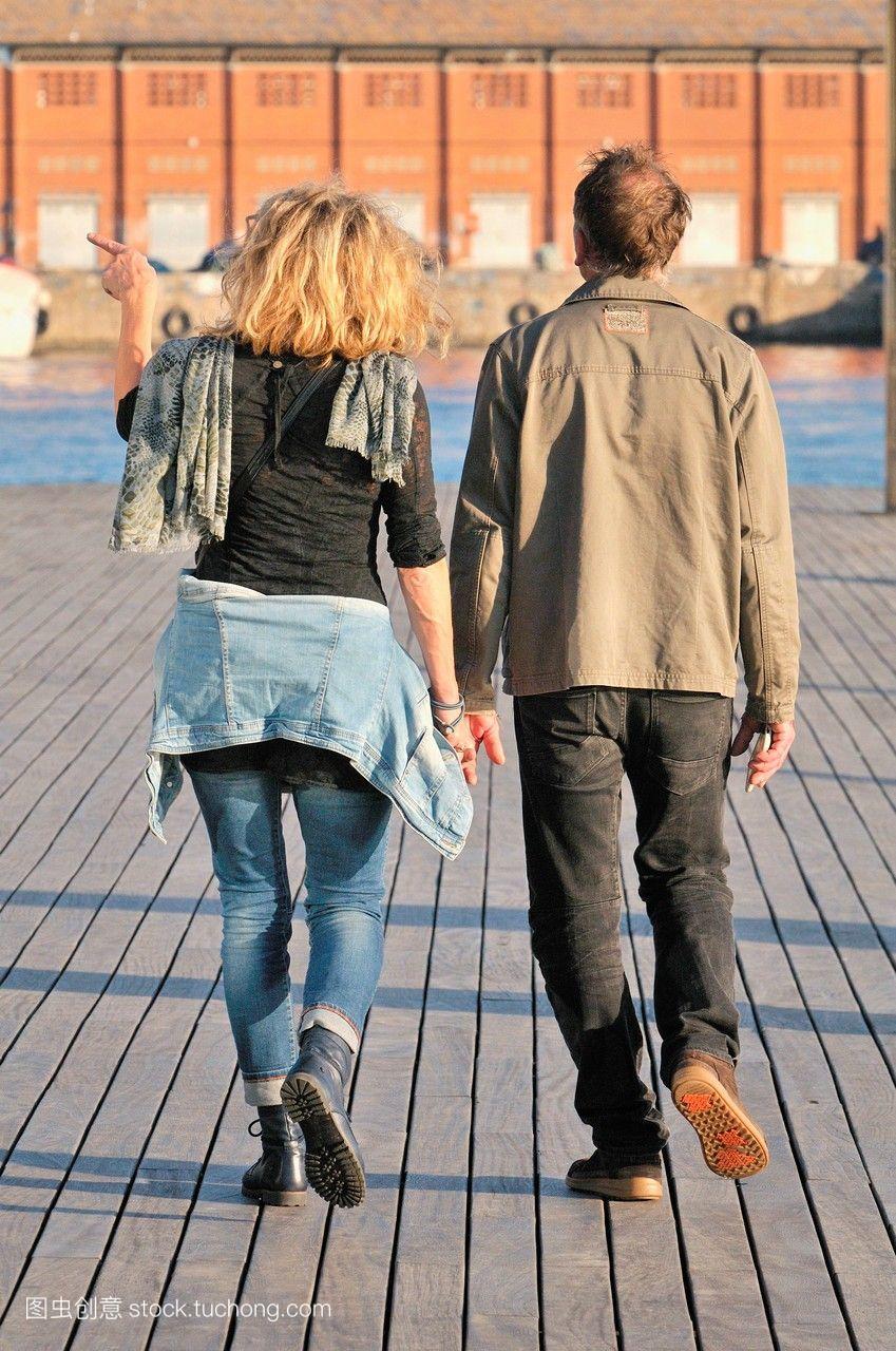 夫妇散步好港Ciutat维拉拉区。位于西班牙巴塞