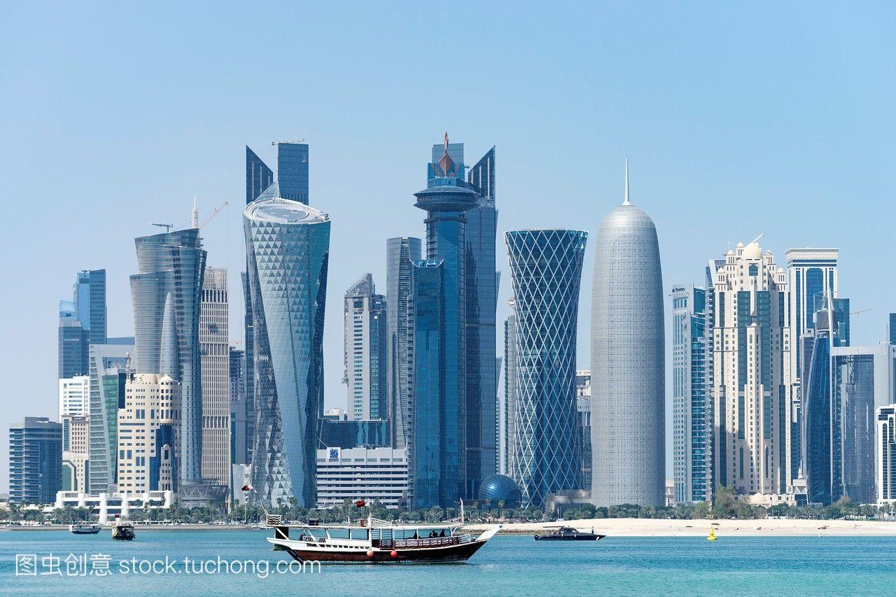 沿着科利基的滨水区,向位于卡塔尔首都多哈的