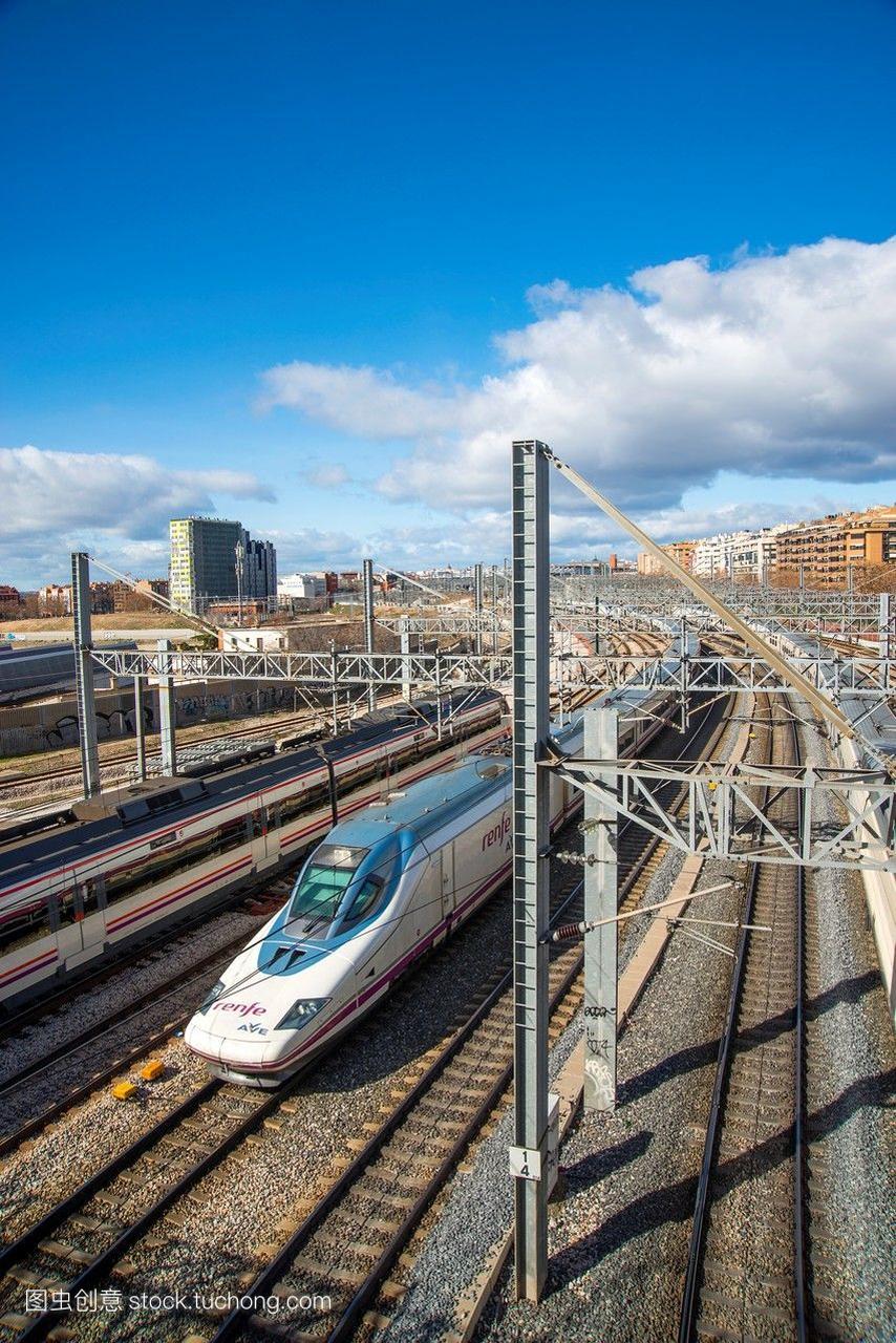 ave高速列车在阿特查火车站附近行驶。马德里