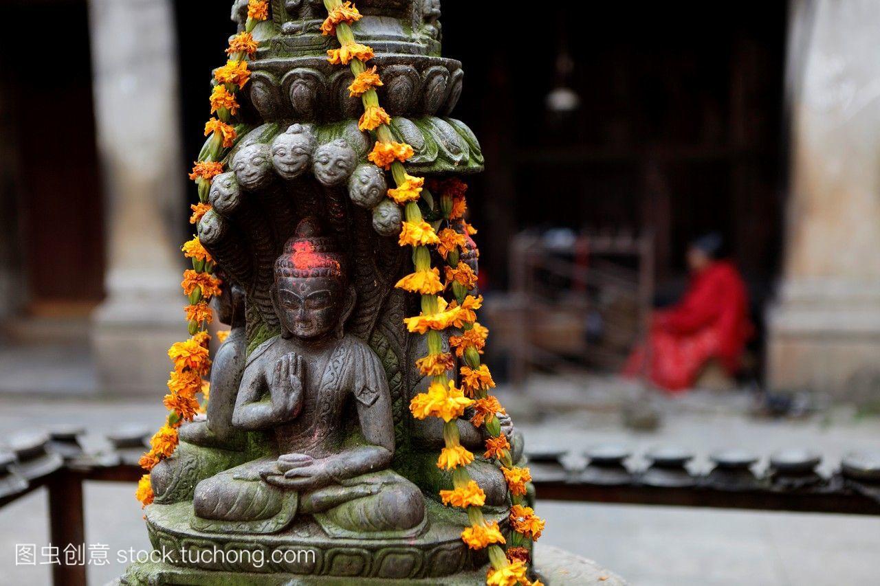 雕塑佛像寺庙的一个小广场加德满都尼泊尔亚洲