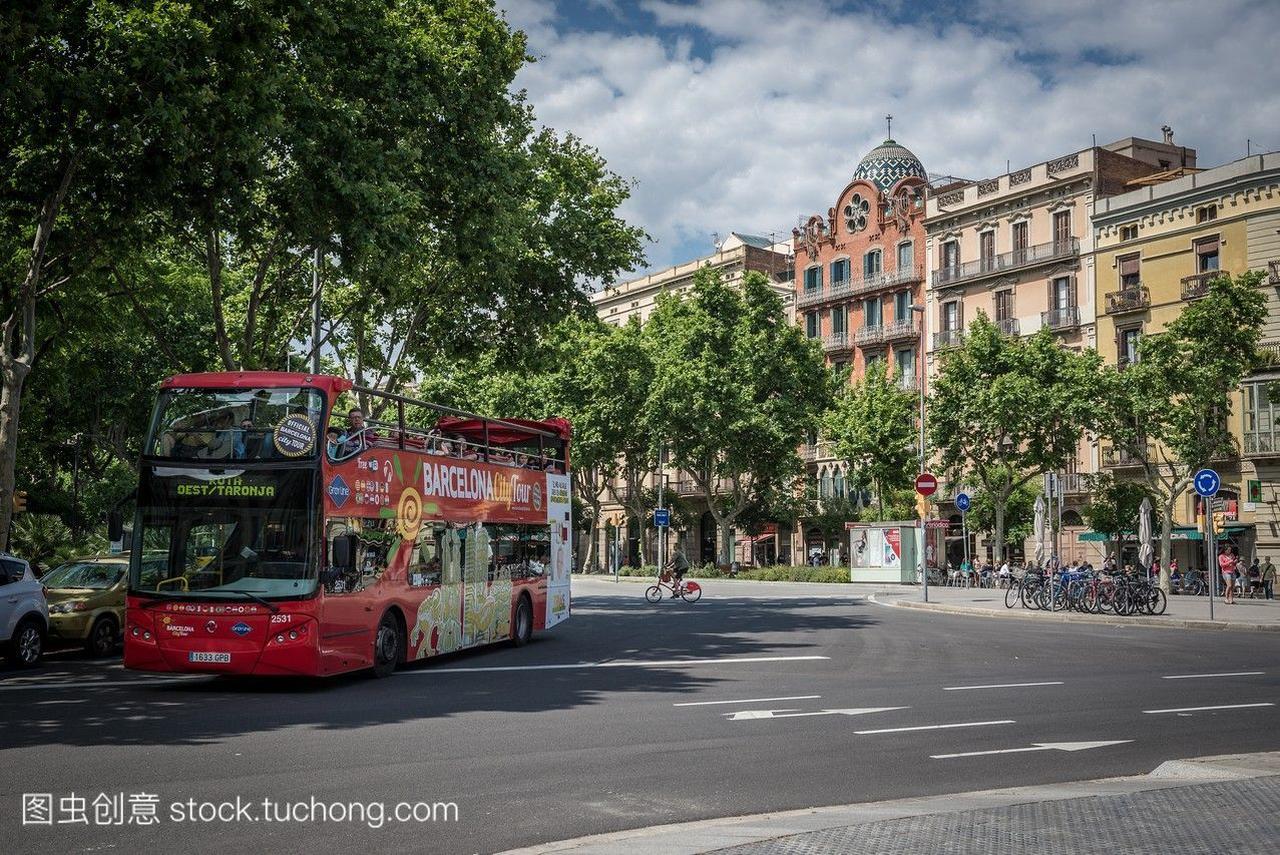 西班牙巴塞罗那的城市观光巴士。
