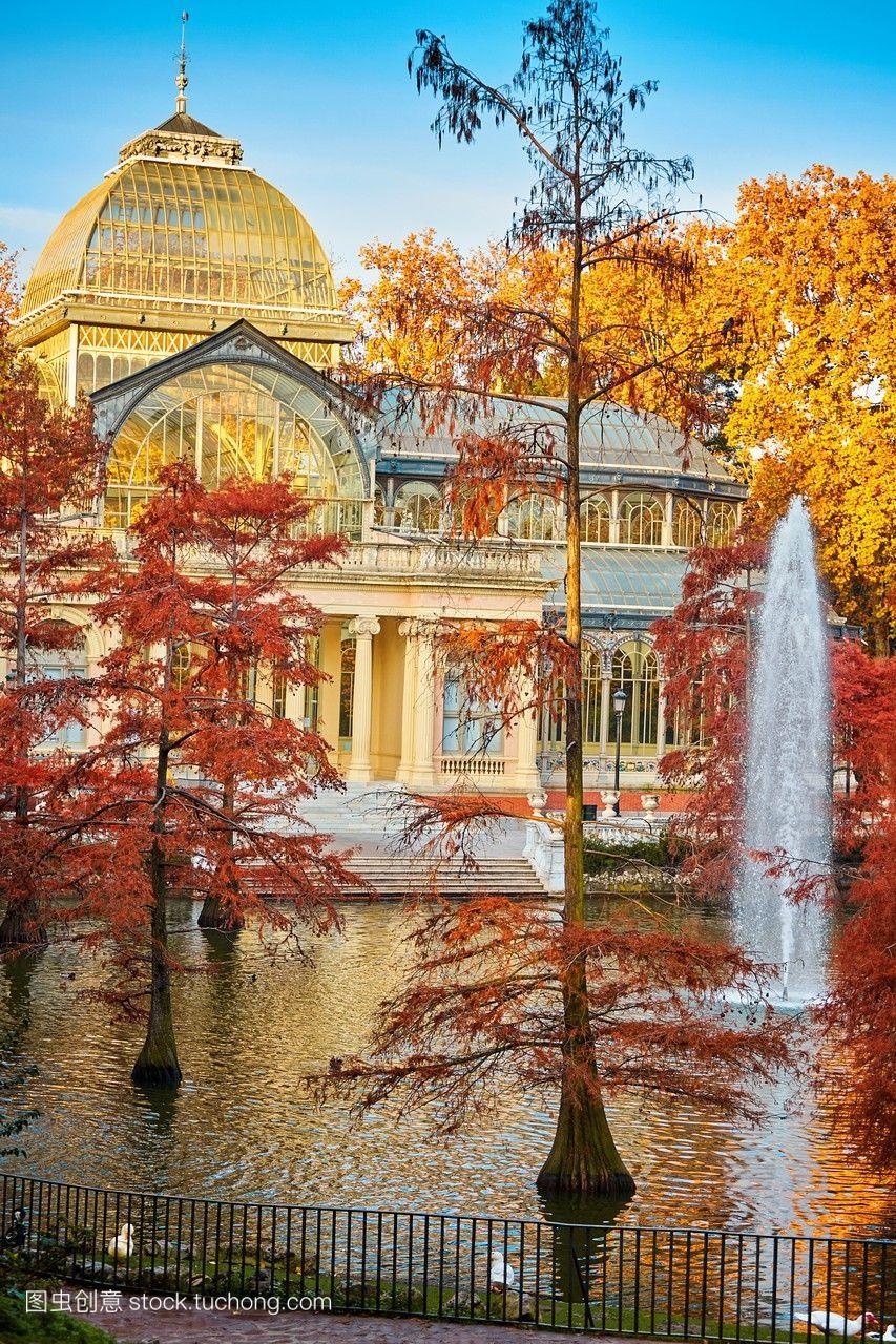 于布恩退休公园中心的palaciodecristal水晶宫。
