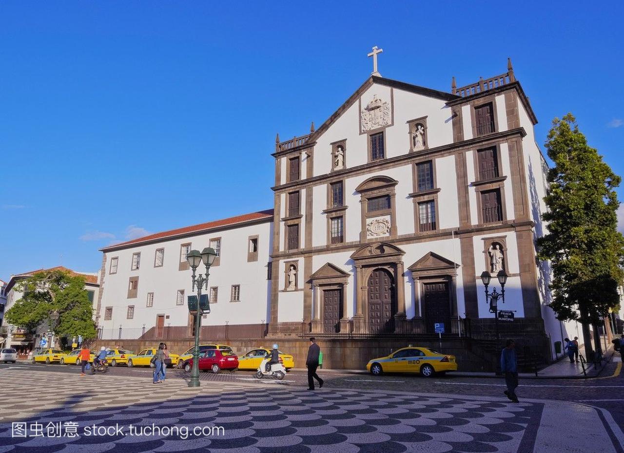 葡萄牙马德拉丰沙尔耶稣会大学和教会Praca市