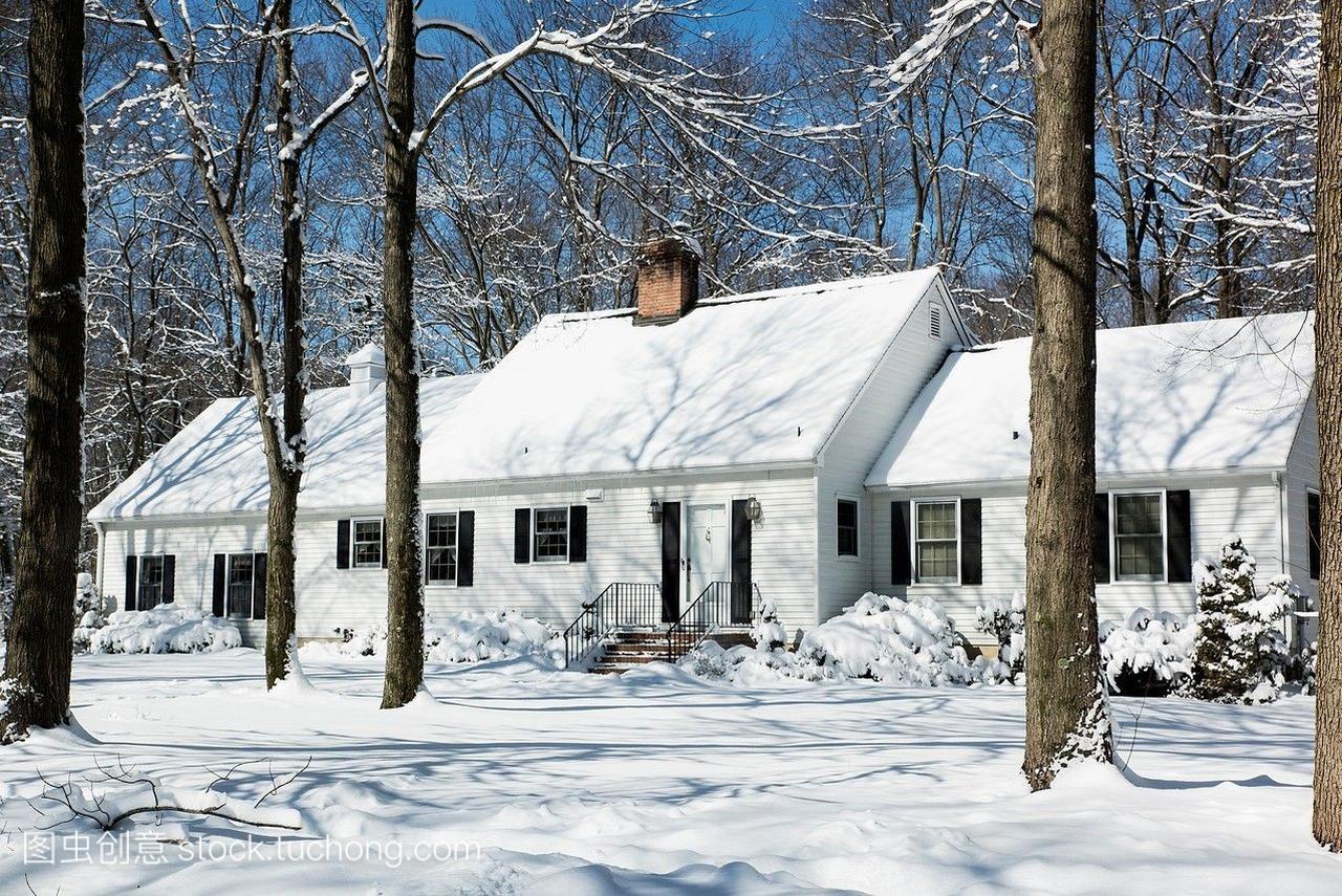 雪落在农村的房子新泽西美国。
