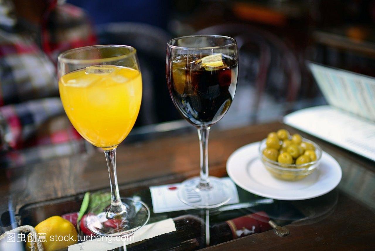 开胃酒在餐馆格拉纳达西班牙。