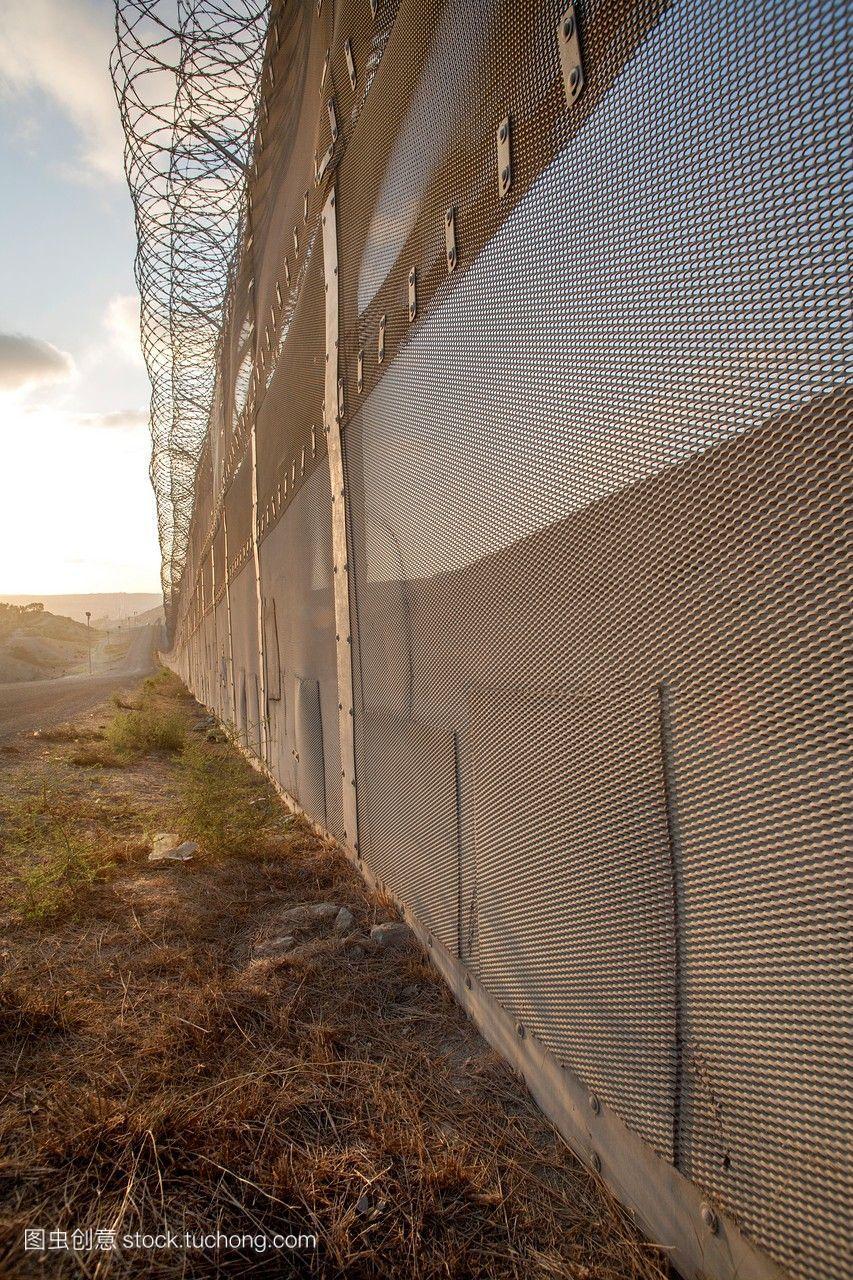 美国国际栅栏修补漏洞\/墨西哥边境对面殖民地
