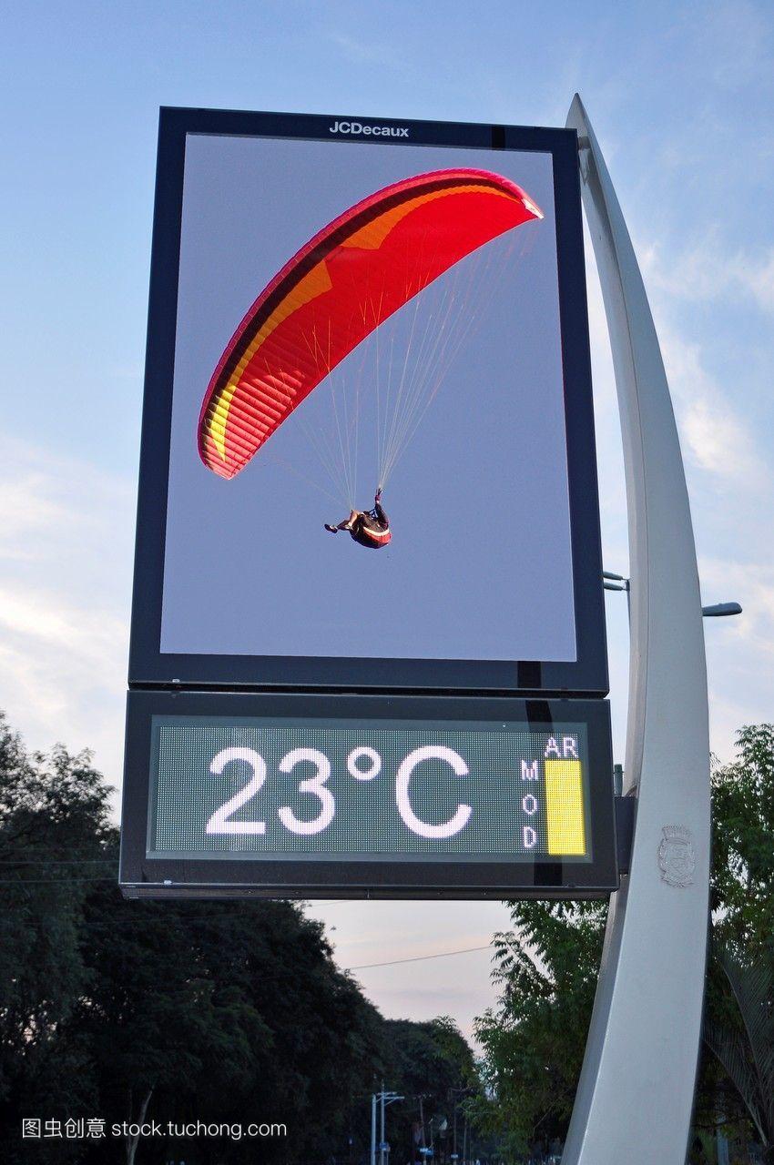 街道温度计显示当地气温和空气质量指数。巴西