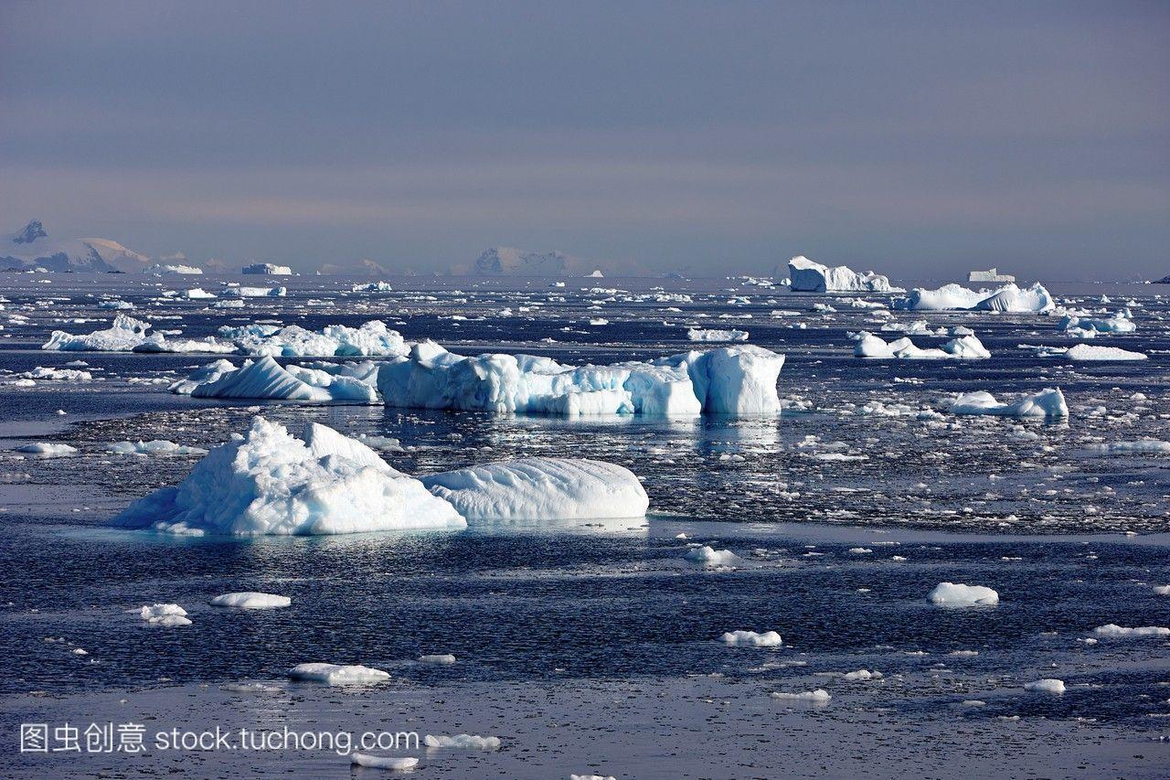 傲慢的冰和冰山在法国通过南极洲。
