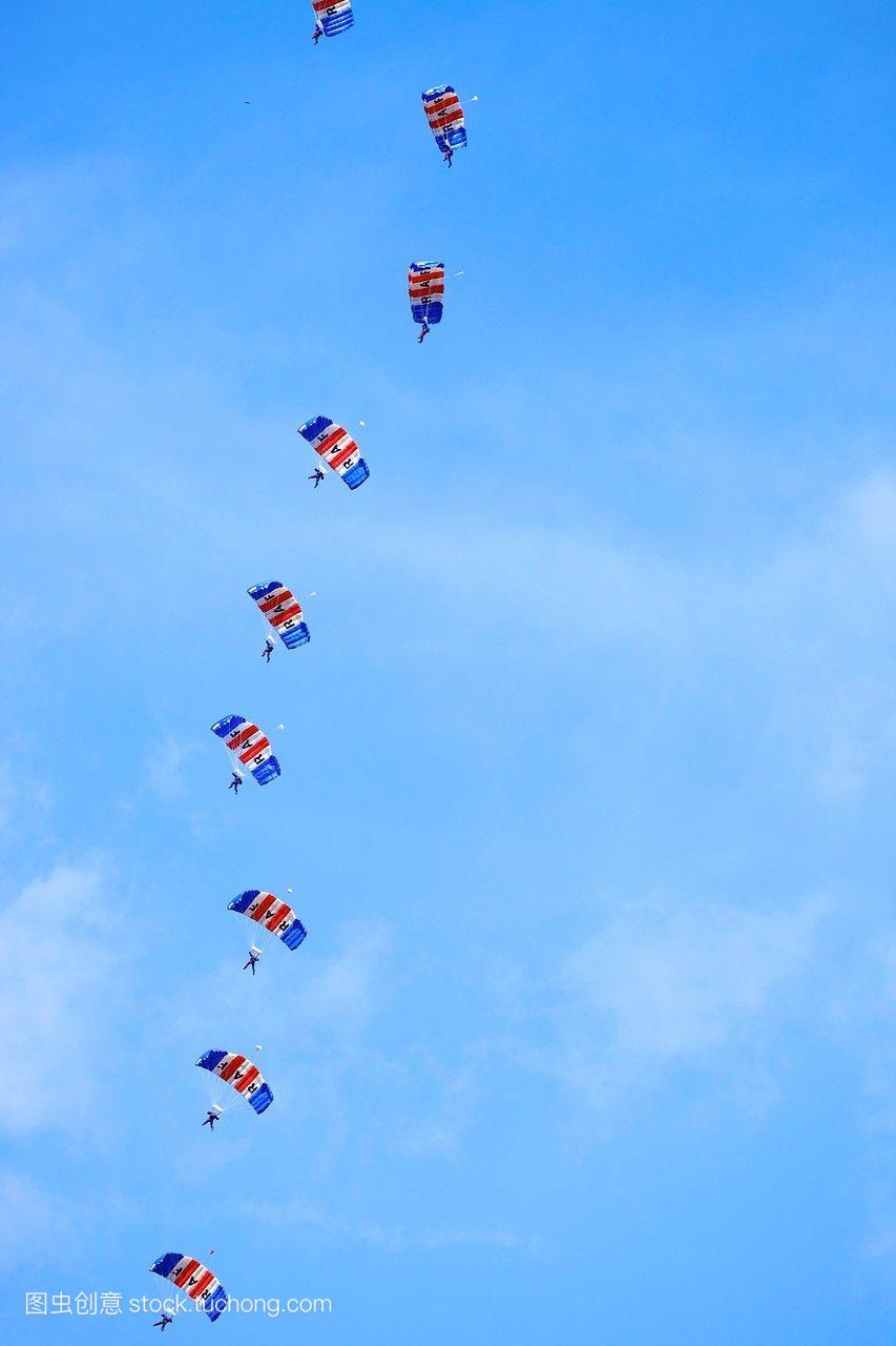 英国皇家空军猎鹰降落伞显示团队。温德米尔湖