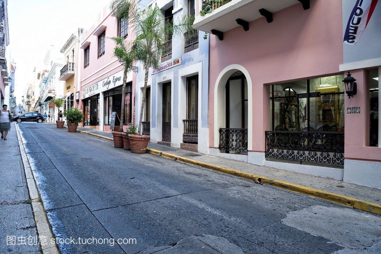 在波多黎各的圣胡安,典型的购物街。