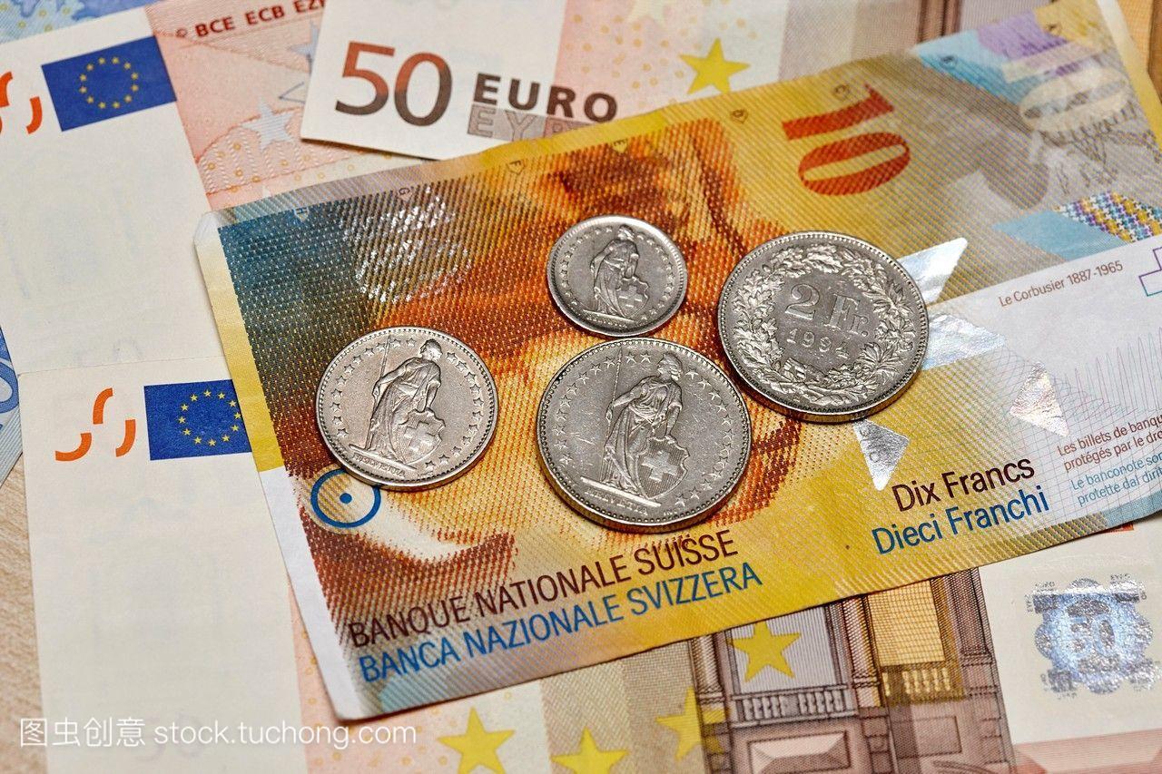 欧元和瑞士法郎钞票和硬币。