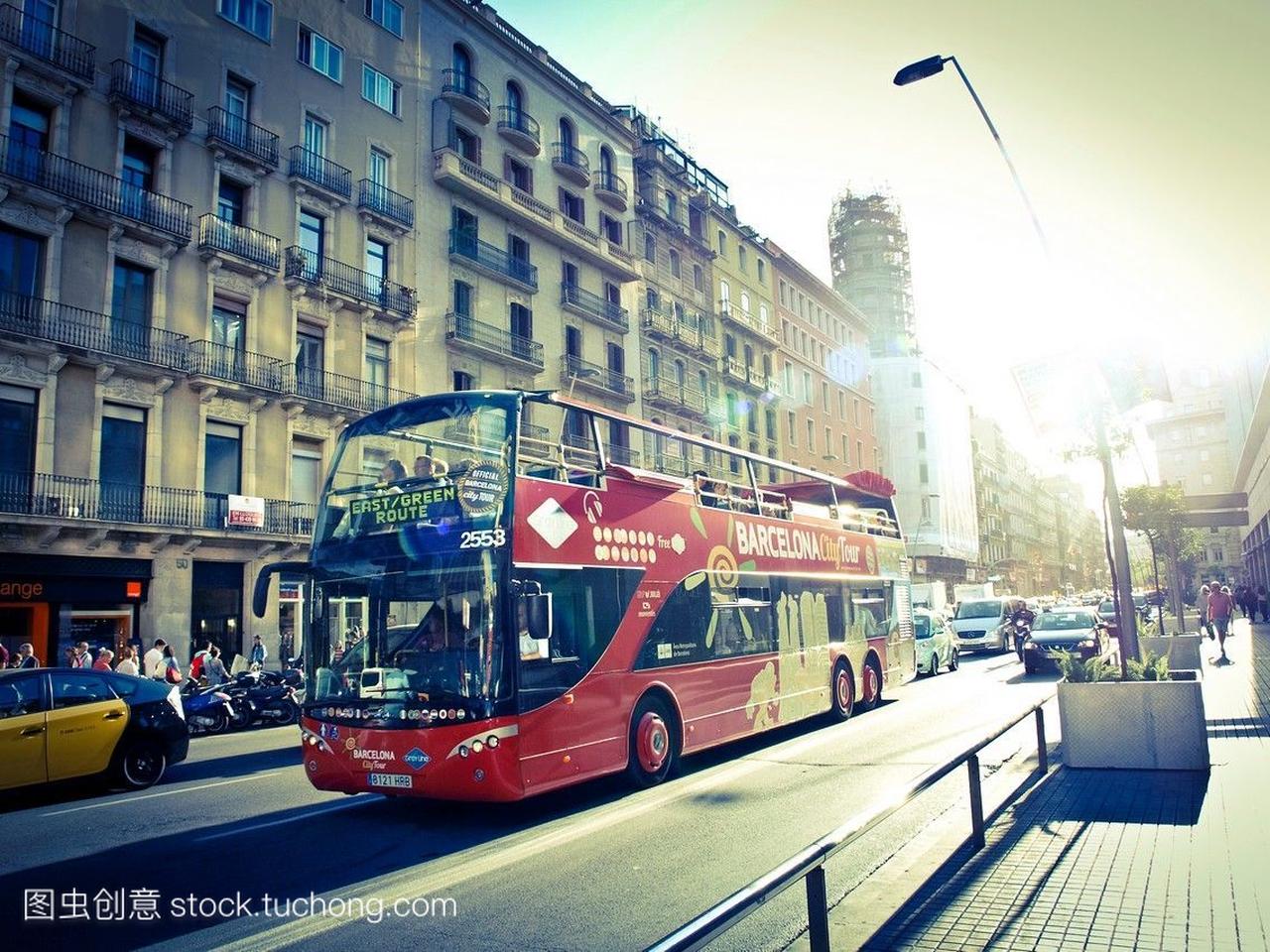红色旅游巴士巴塞罗那城市观光在街头巴塞罗那