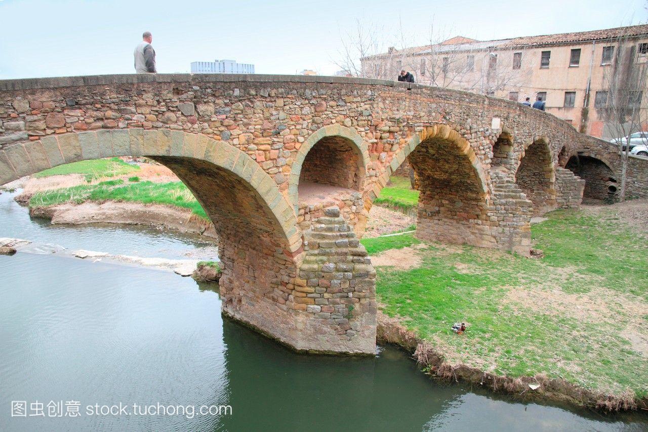 中世纪的桥梁维克是西班牙巴塞罗那的comarc