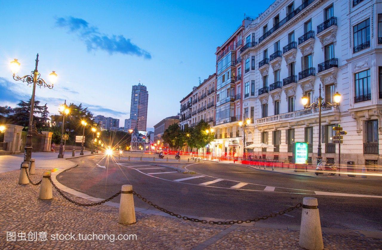Bailen街夜景。马德里西班牙。