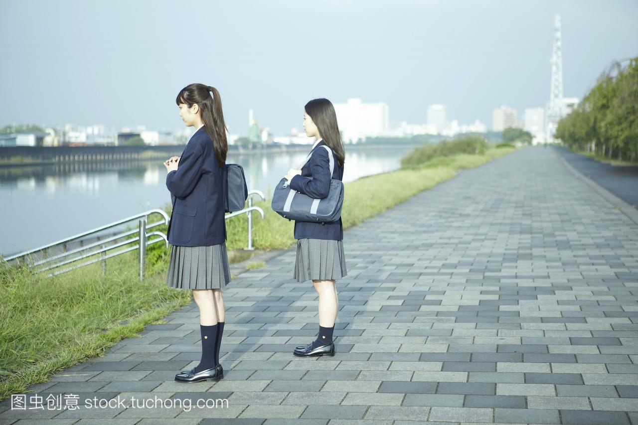 高中女生,close friend,commuting to school,high