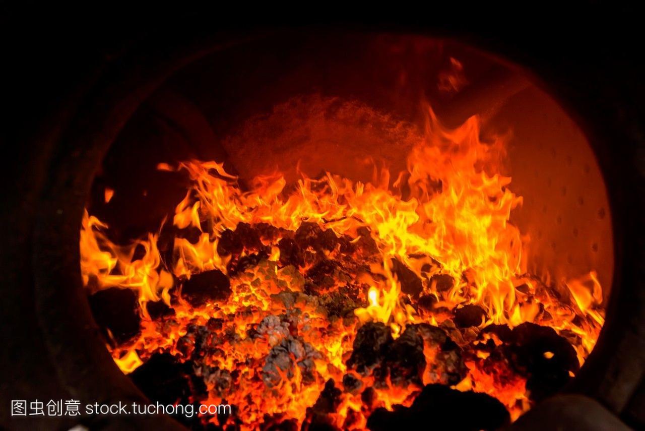 在蒸汽机车的锅炉内燃烧的红色热煤。坎布雷斯
