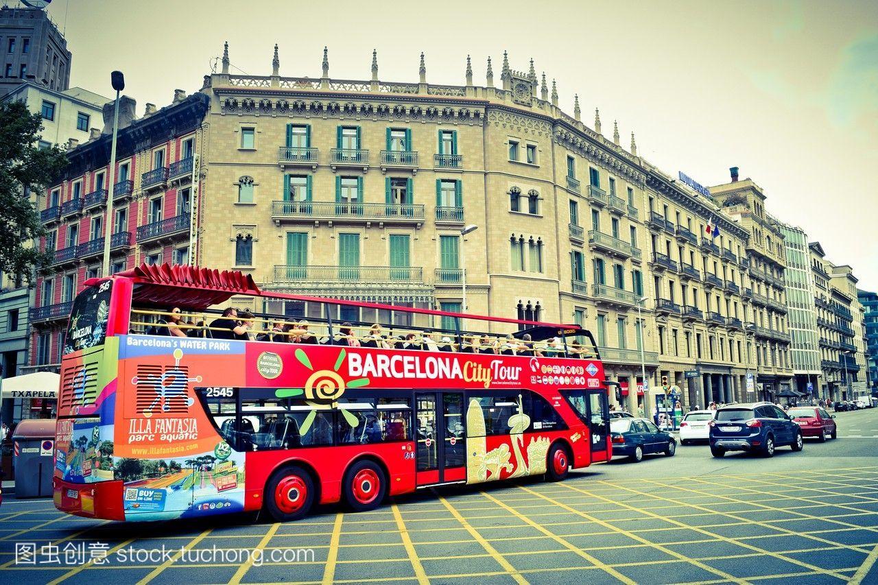 旅游巴士沿着街道红色巴士巴塞罗那城市旅游线
