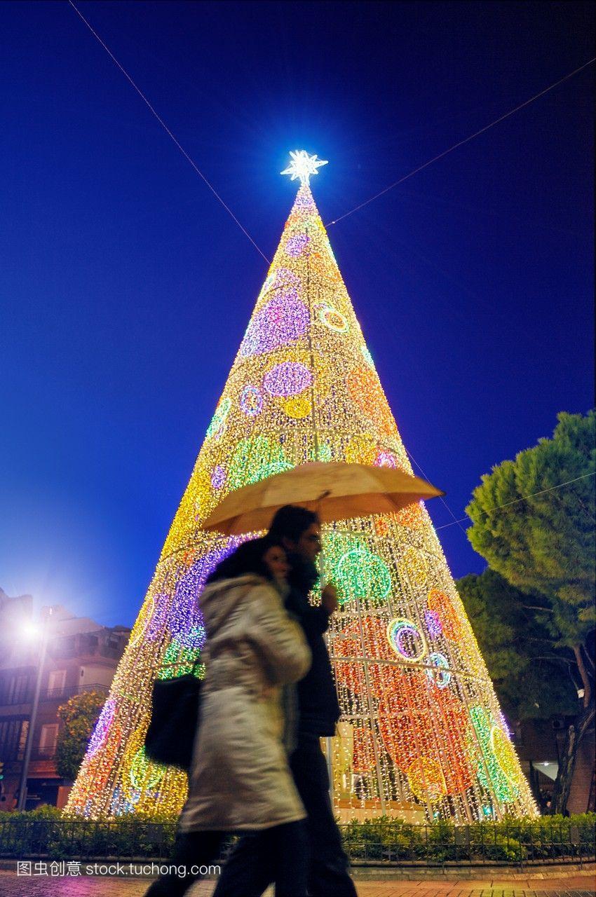 情侣伞路过一棵圣诞树。赫塔菲。社区的马德里