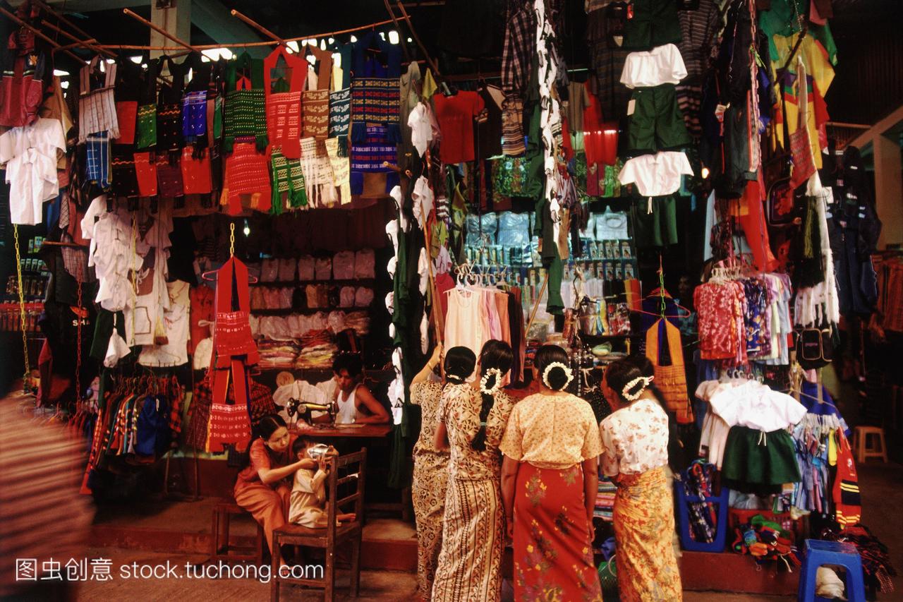 缅甸仰光仰光购物者研究中国消费品市场。