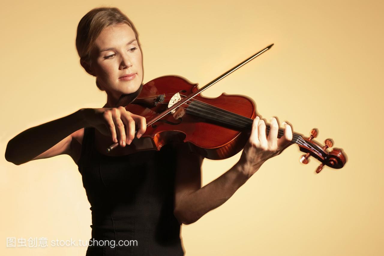 -30年30年中年女人白人聚光灯小提琴弓乐器演