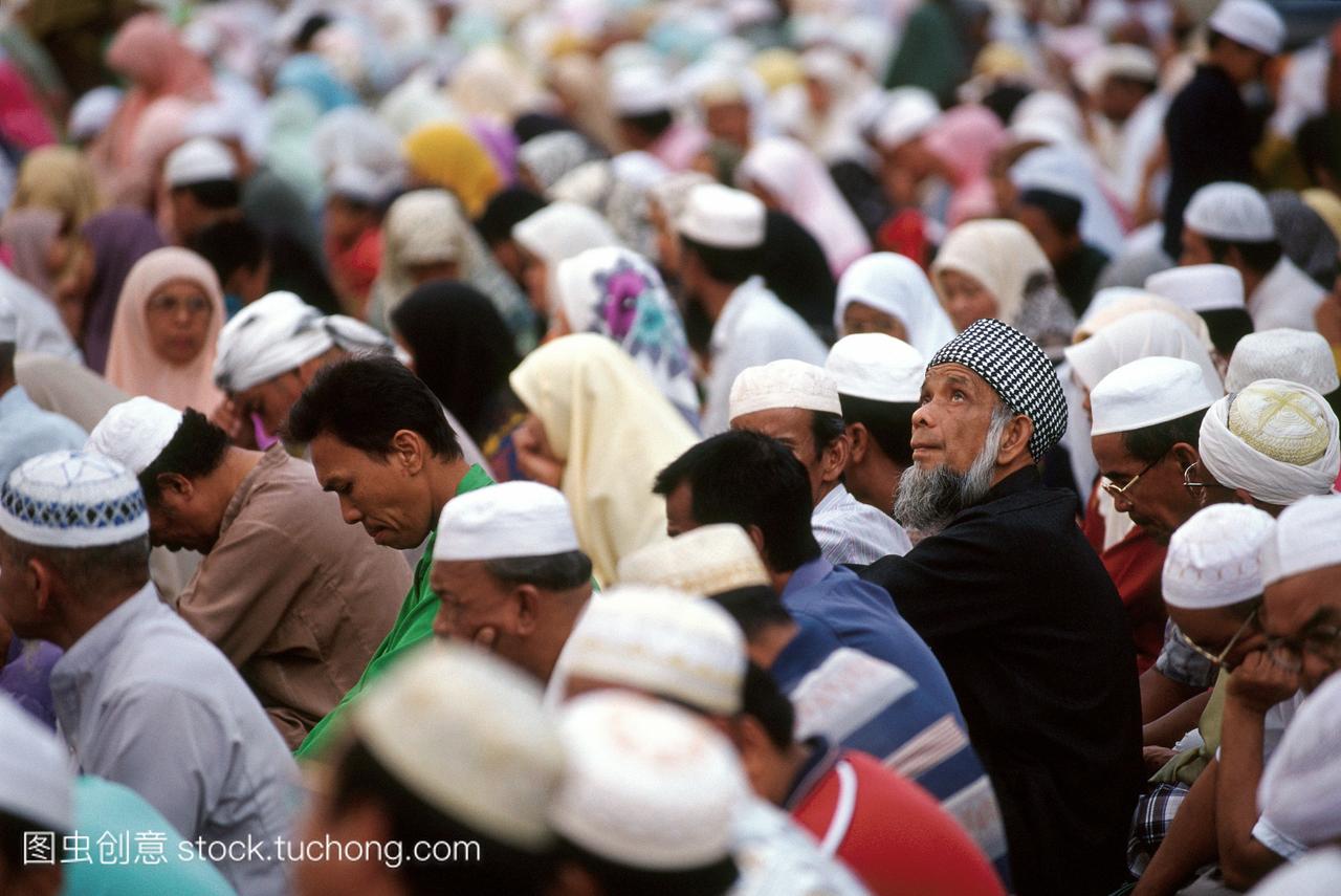 马来西亚,kotabahru,穆斯林坐在尘土飞扬的街道