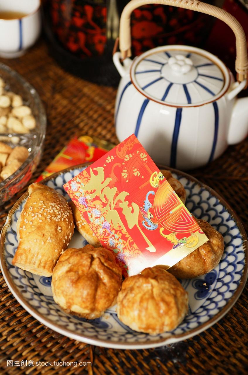 中国传统糕点的静物和红色的包