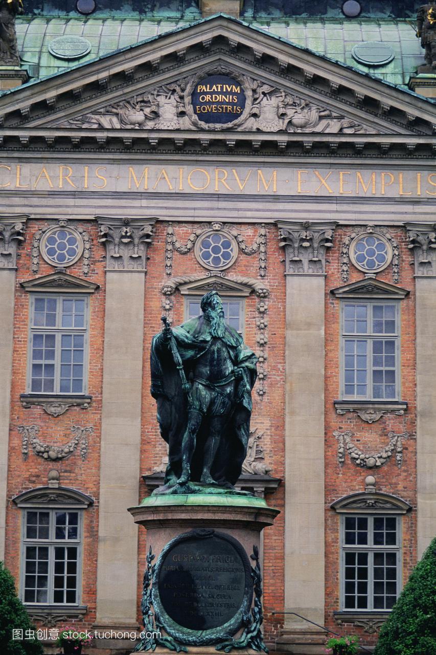 在瑞典斯德哥尔摩国家博物馆的背景下,一尊雕