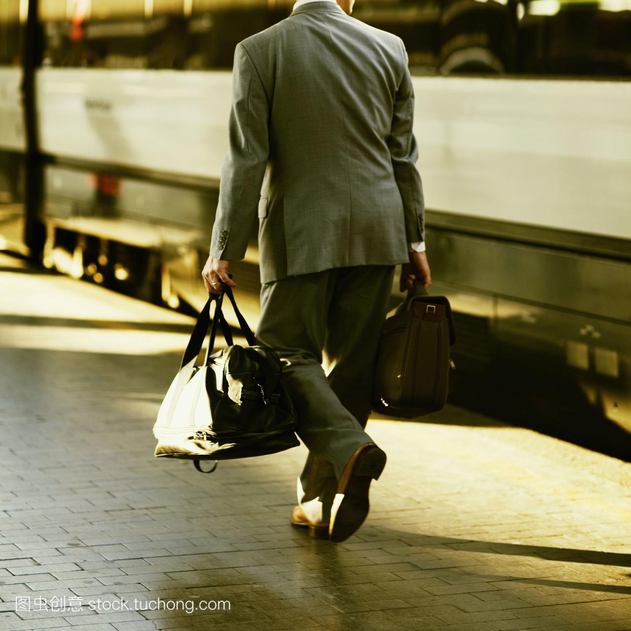 一名男子在意大利罗马火车站站台上散步的画面