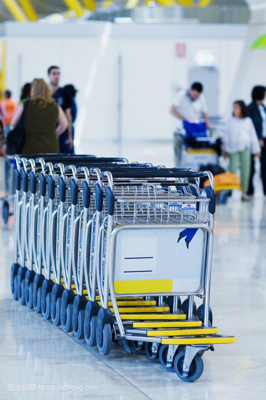 在西班牙马德里的机场,行李推车的特写镜头