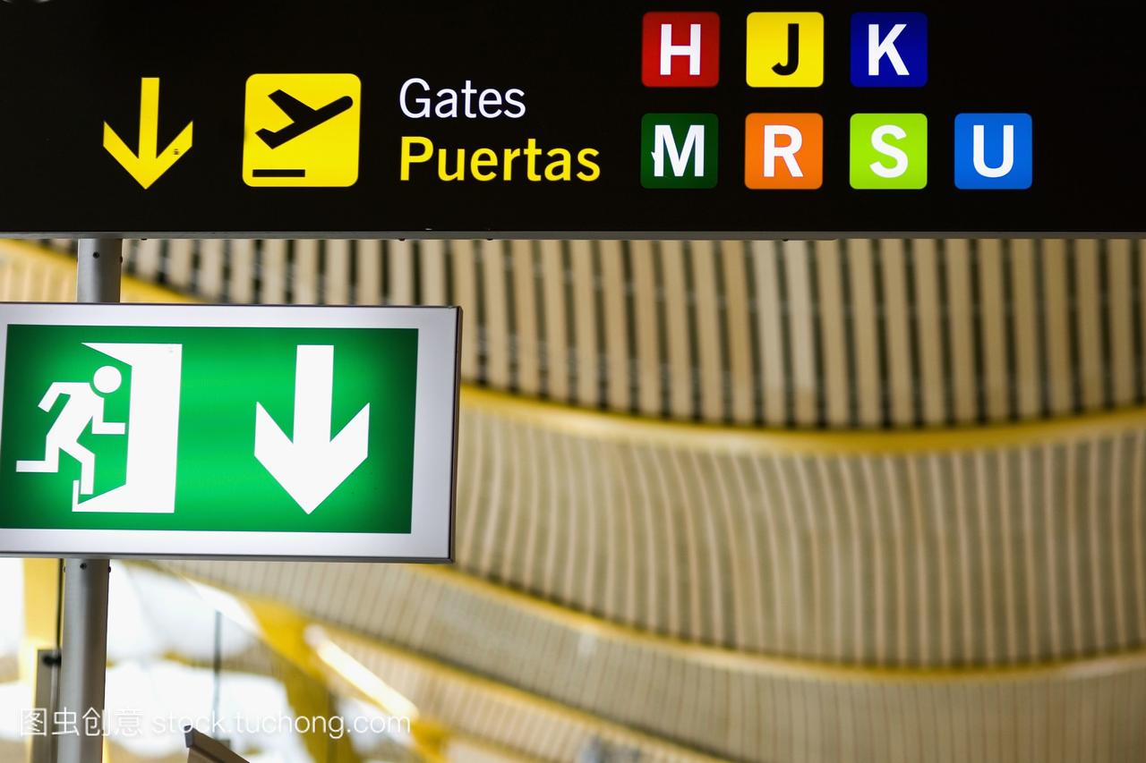 西班牙马德里机场紧急出口标志的特写