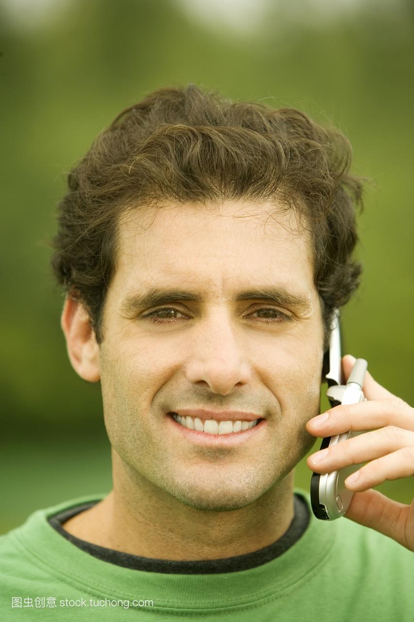 一名中年男子用手机说话的画面