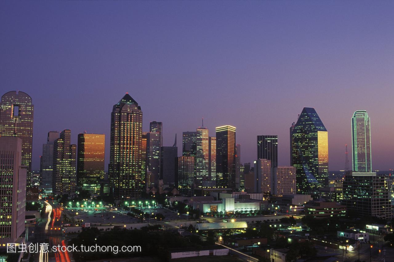 美国得克萨斯州，黄昏时分，一座城市的摩天大楼亮起了灯