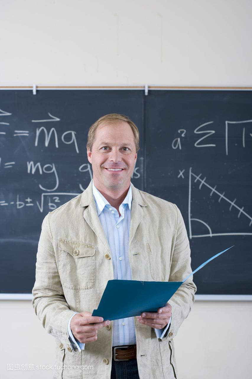 男老师与文件夹在教室黑板上微笑肖像