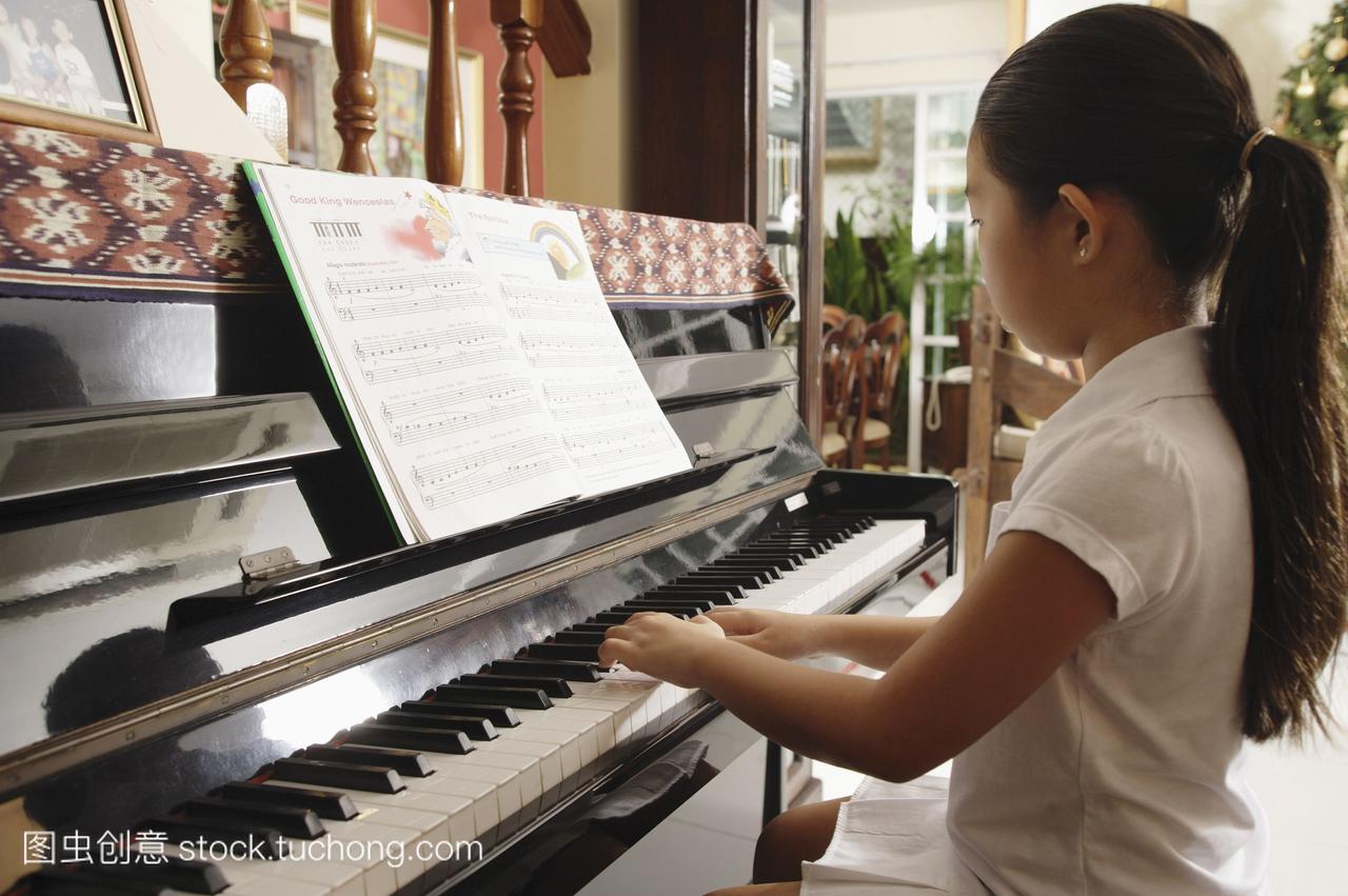 女孩在家里弹钢琴
