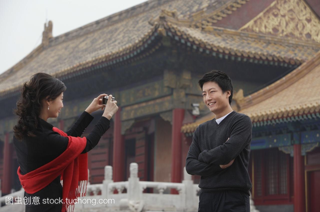 一对夫妇在北京紫禁城前拍照