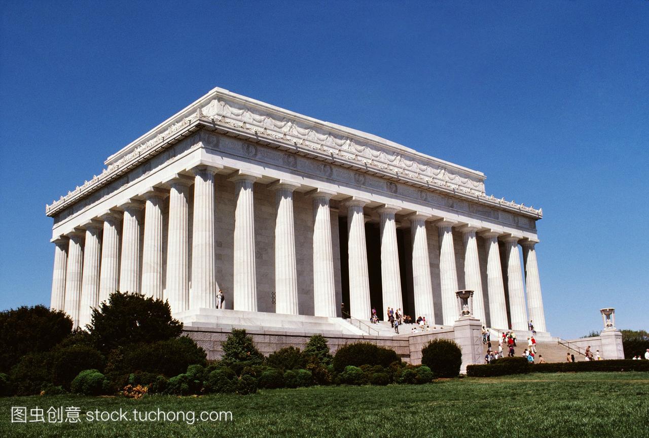 美国华盛顿特区林肯纪念堂一幢政府大楼的低视