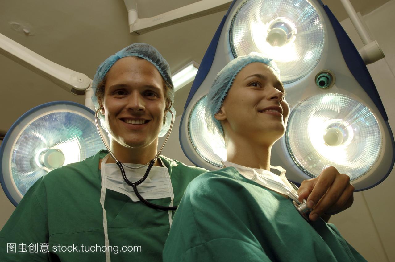 近距离观察一位男医生和女护士在绿色手术服和