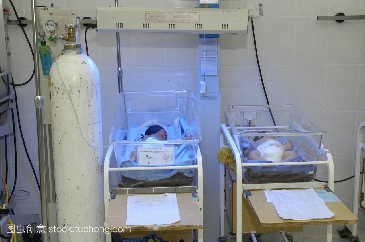 两个早产儿都在孵化器光疗治疗黄疸和帮助增长