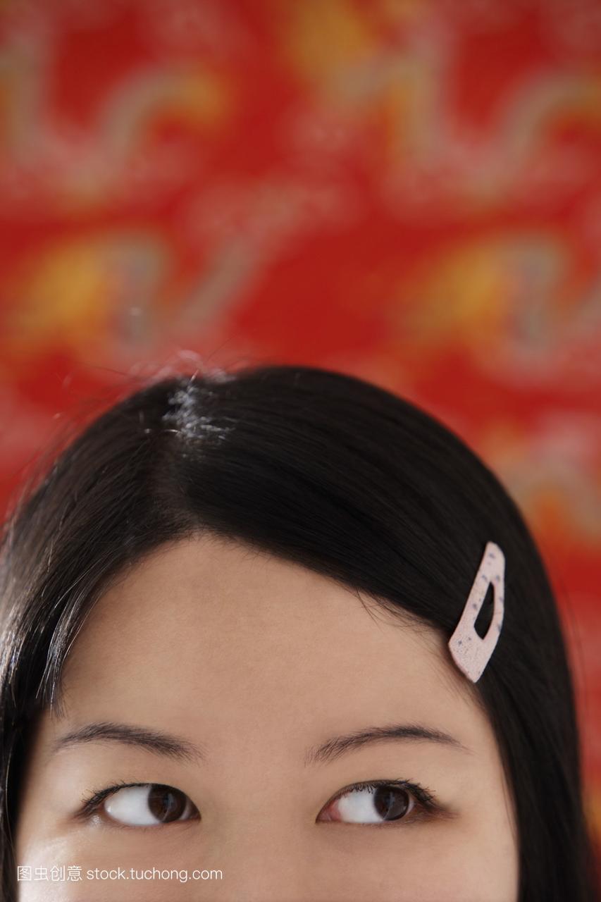 粉红色发夹的中国女人的短发