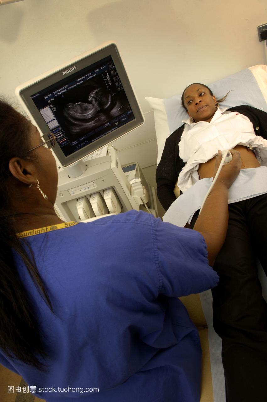孕期超声\/n\/南准女人接受超声波考试通过换能器