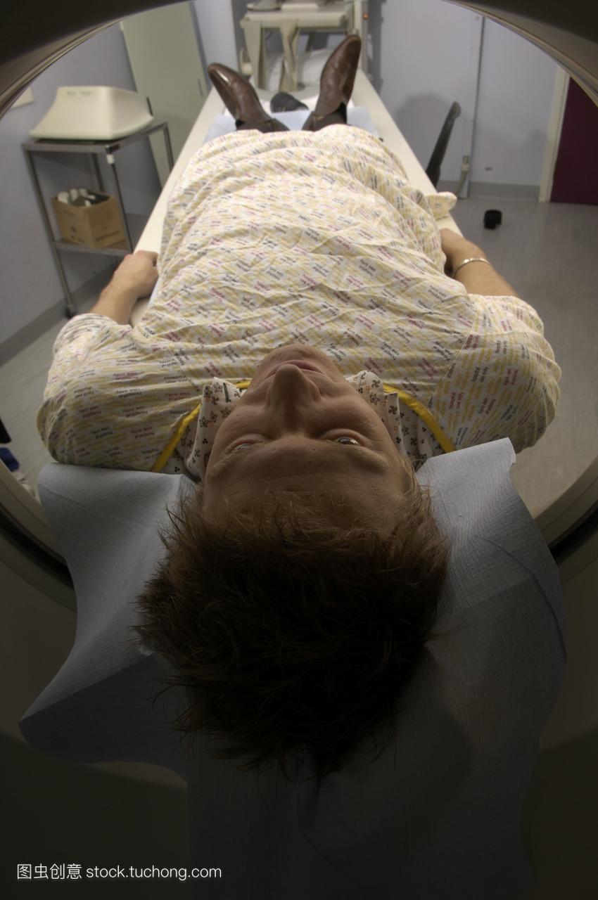 CT扫描一个视图的男性病人接受计算机断层扫