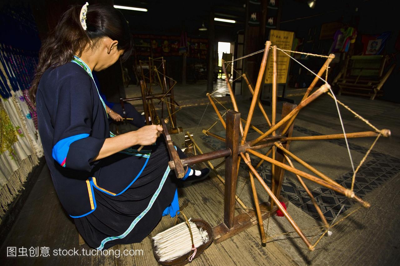 中国广西省阳朔木制纺车上的妇女纺毛