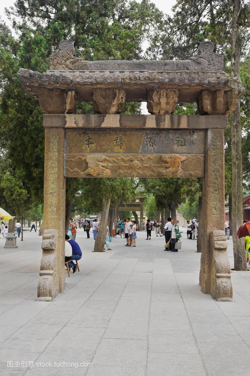 中国河南省嵩山少林寺的游客
